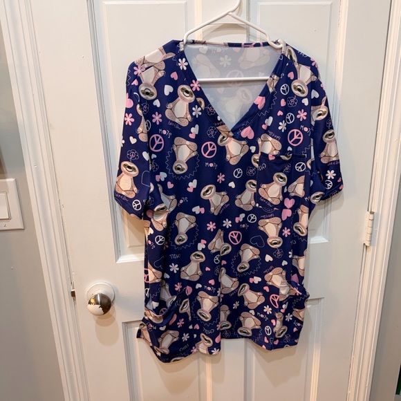 Sloth Print Scrub Top plus size stretchy - Picture 3 of 3
